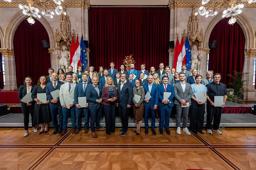 Gruppenfoto der neu vereidigten Ziviltechniker:innen mit Vertreter:innen der Stadt Wien und der zt: Kammer im Festsaal des Wiener Rathauses.